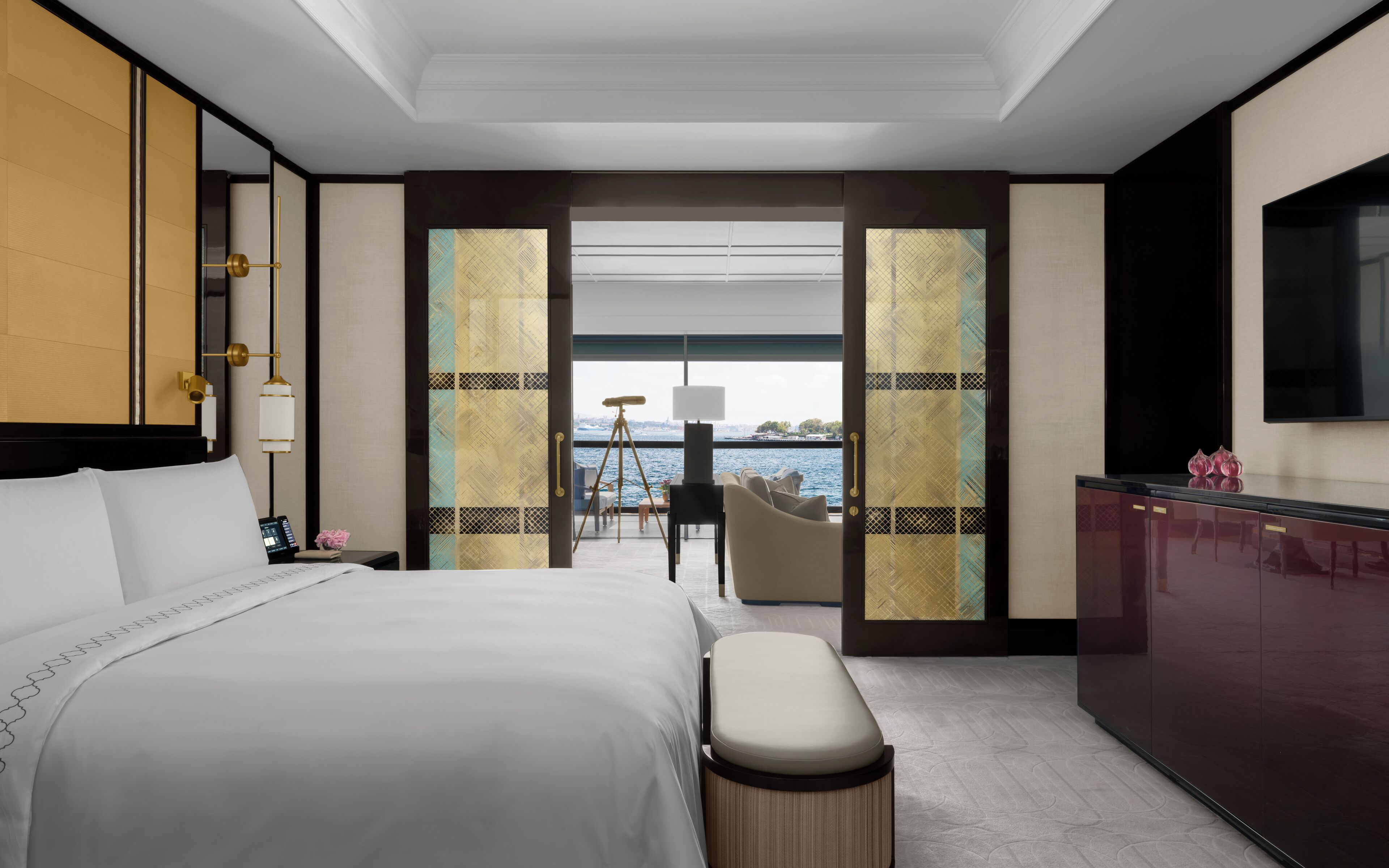 Deluxe Bosphorus Suite With Balcony, 1 King Bed | Minibar, safe på rommet, skrivebord og skrivebord for bærbar PC