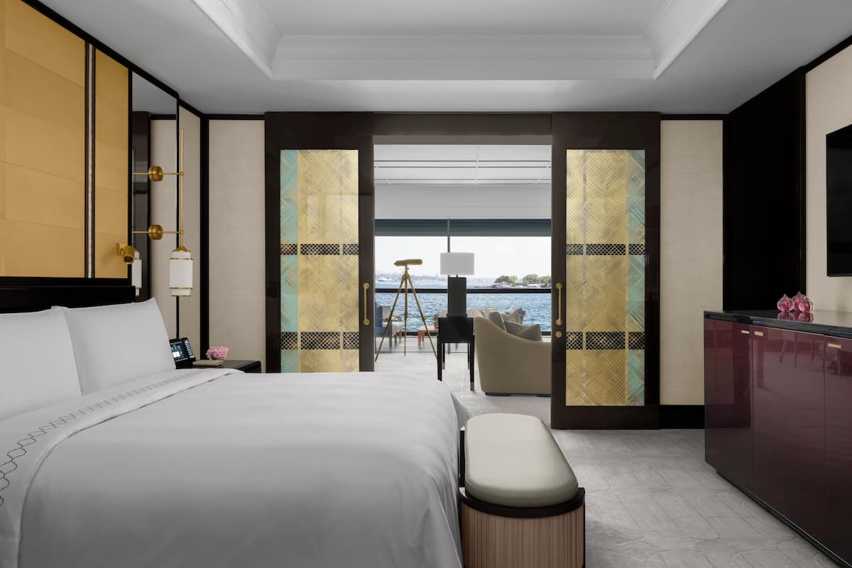 Deluxe Bosphorus Suite With Balcony, 1 King Bed | 1 slaapkamer, een minibar, een kluis op de kamer, een bureau