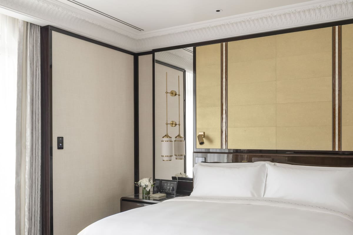1 kamar tidur, minibar, brankas, dan meja kerja