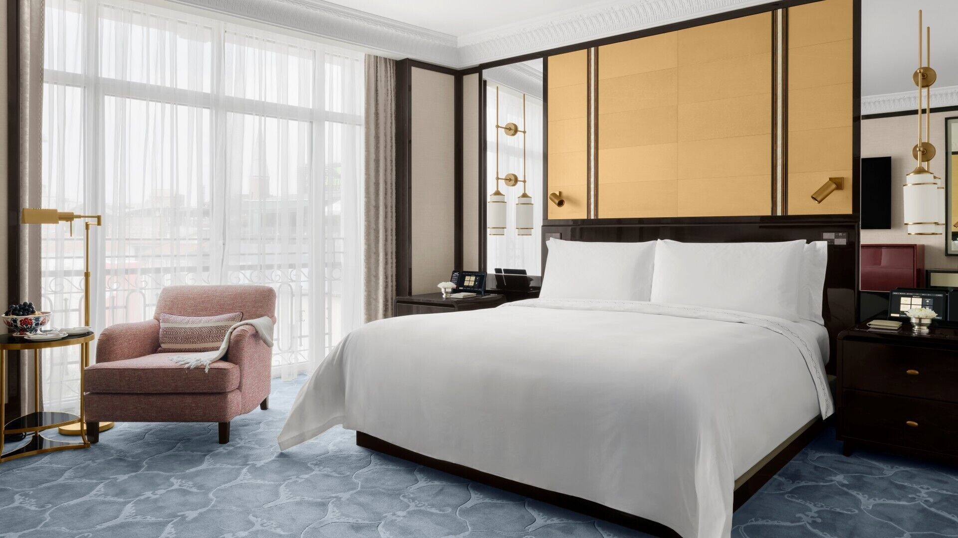 Deluxe Room, 1 King Bed | Minibar, safe på rommet, skrivebord og skrivebord for bærbar PC