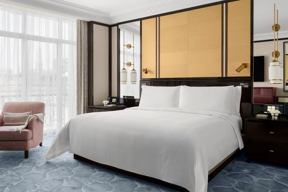 Deluxe Room, 1 King Bed | 1 slaapkamer, een minibar, een kluis op de kamer, een bureau