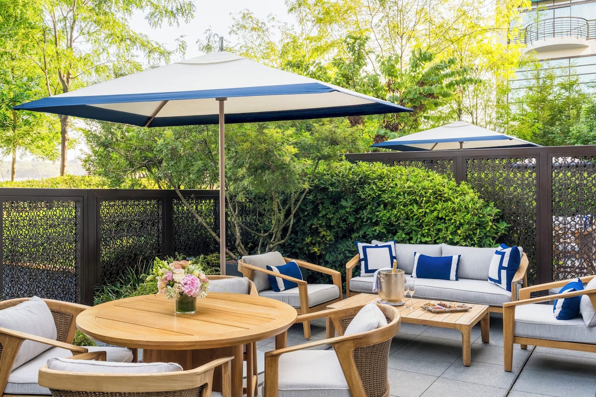 Grand Deluxe Room With Garden, 1 King Bed | 1 slaapkamer, een minibar, een kluis op de kamer, een bureau