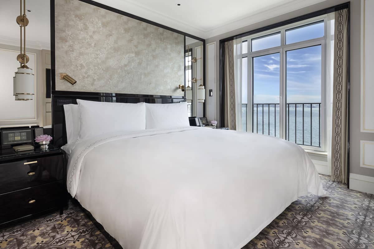 The Rooftop Garden Suite, 1 King Bed | 1 kamar tidur, minibar, brankas, dan meja kerja