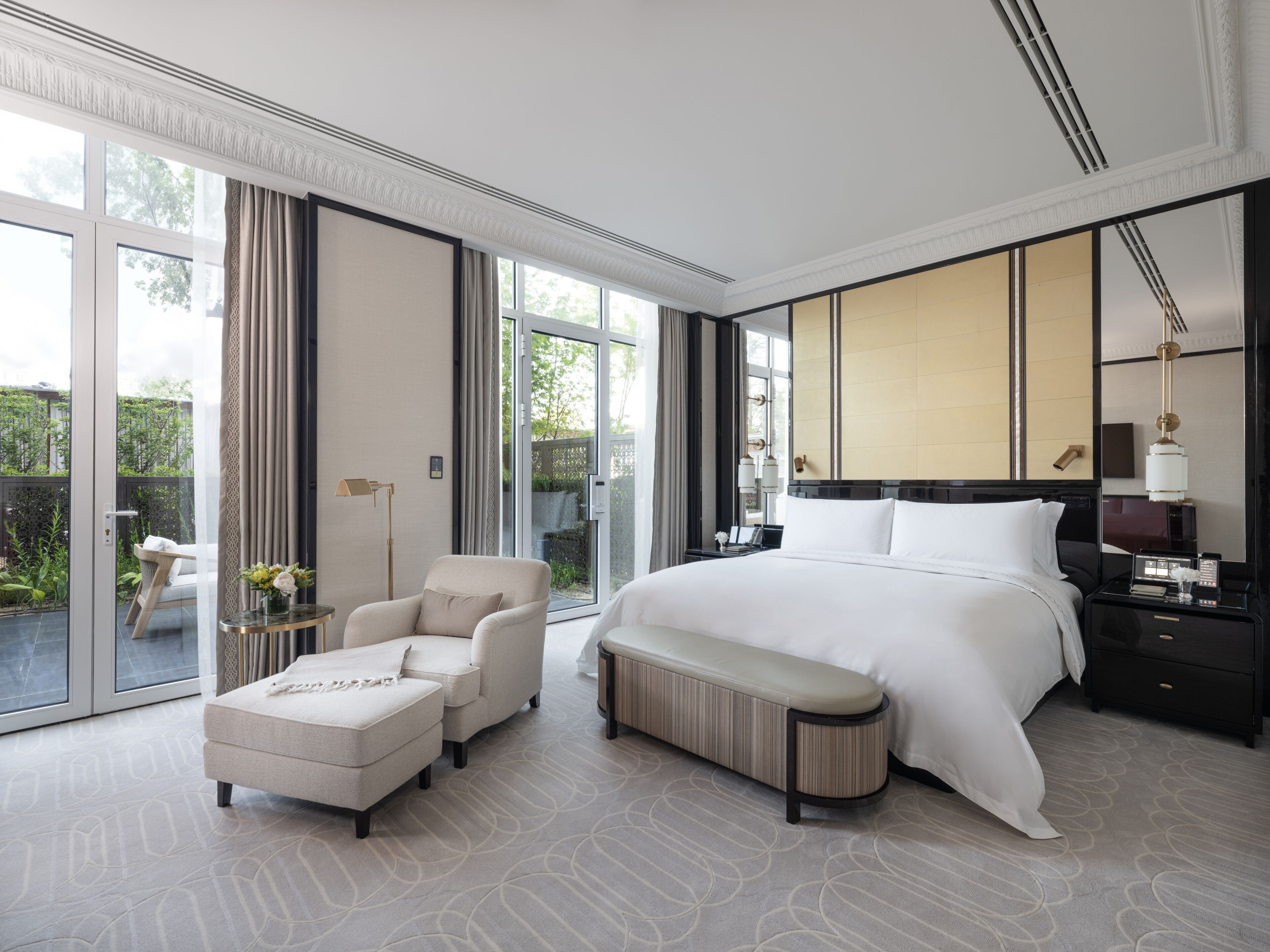 Deluxe Suite With Garden, 1 King Bed with Sofa Bed | Minibar, safe på rommet, skrivebord og skrivebord for bærbar PC