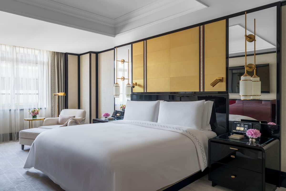 Executive Suite, 1 King Bed with Sofa Bed | 1 slaapkamer, een minibar, een kluis op de kamer, een bureau