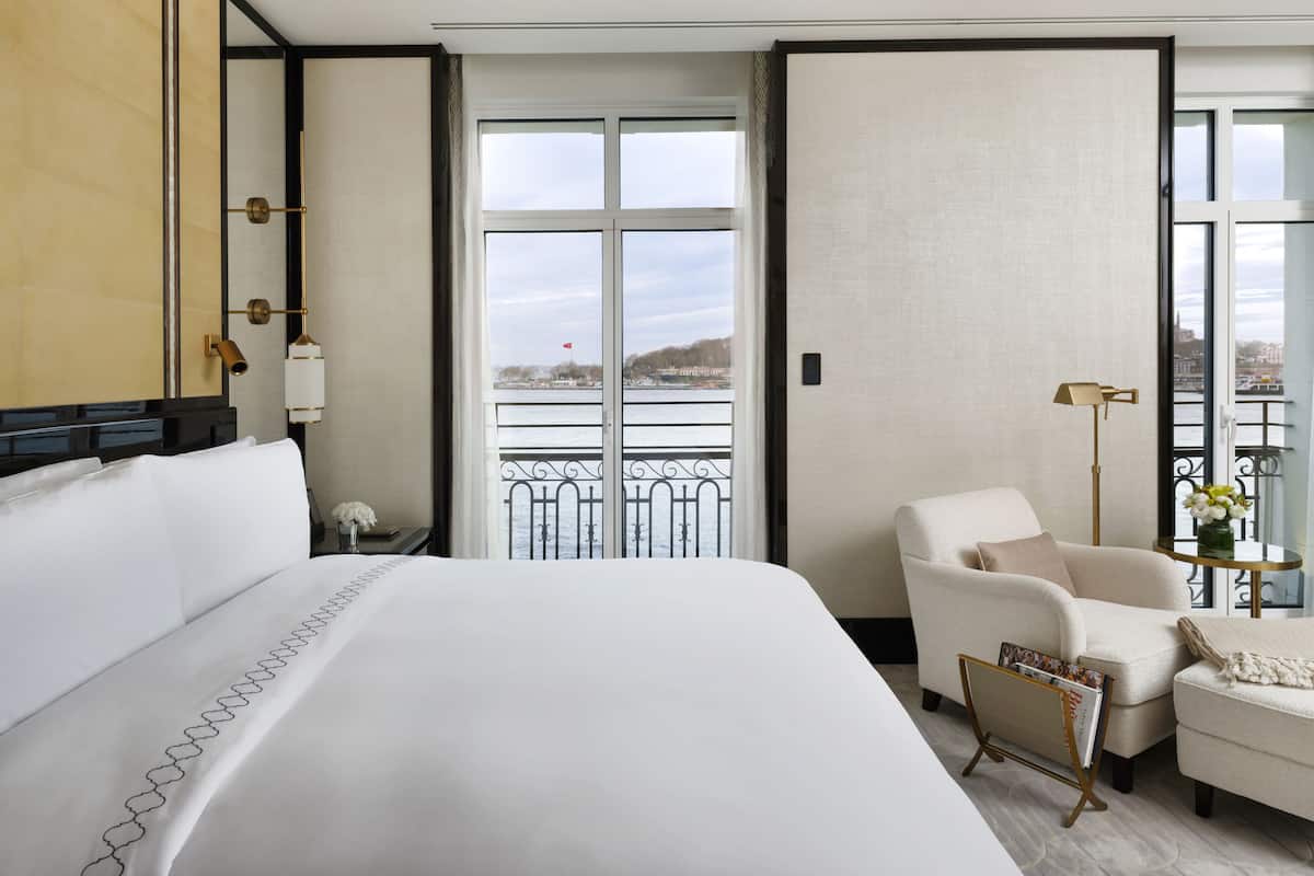 1 kamar tidur, minibar, brankas, dan meja kerja