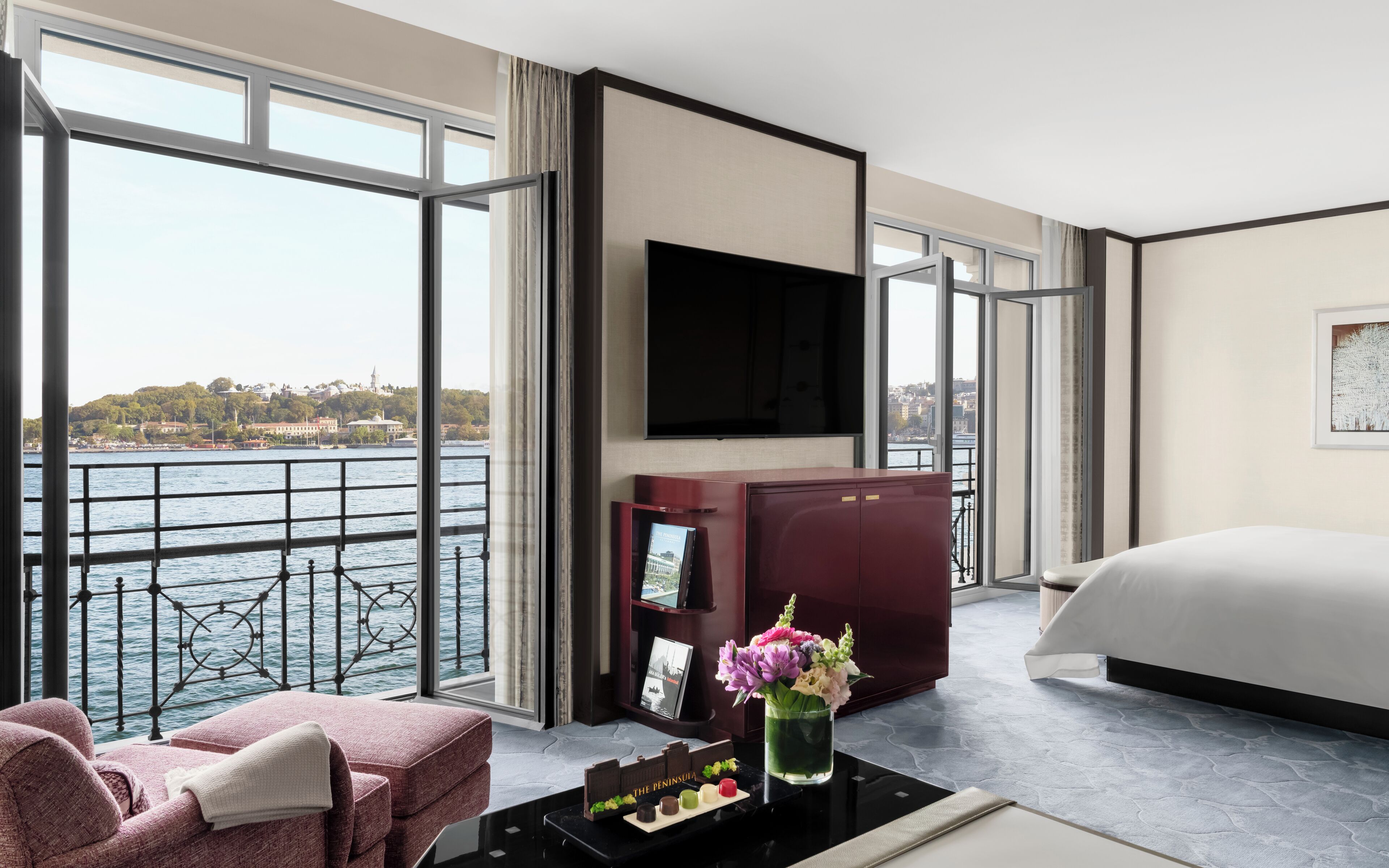 Grand Deluxe Bosphorus Room, 1 King Bed | Minibar, safe på rommet, skrivebord og skrivebord for bærbar PC