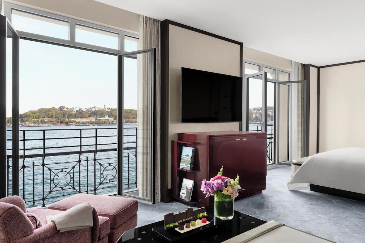 Grand Deluxe Bosphorus Room, 1 King Bed | 1 slaapkamer, een minibar, een kluis op de kamer, een bureau