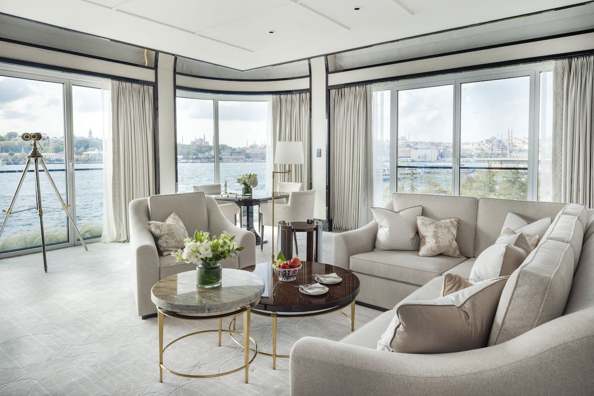 Premier Bosphorus Suite With Balcony, 1 King Bed | 1 kamar tidur, minibar, brankas, dan meja kerja