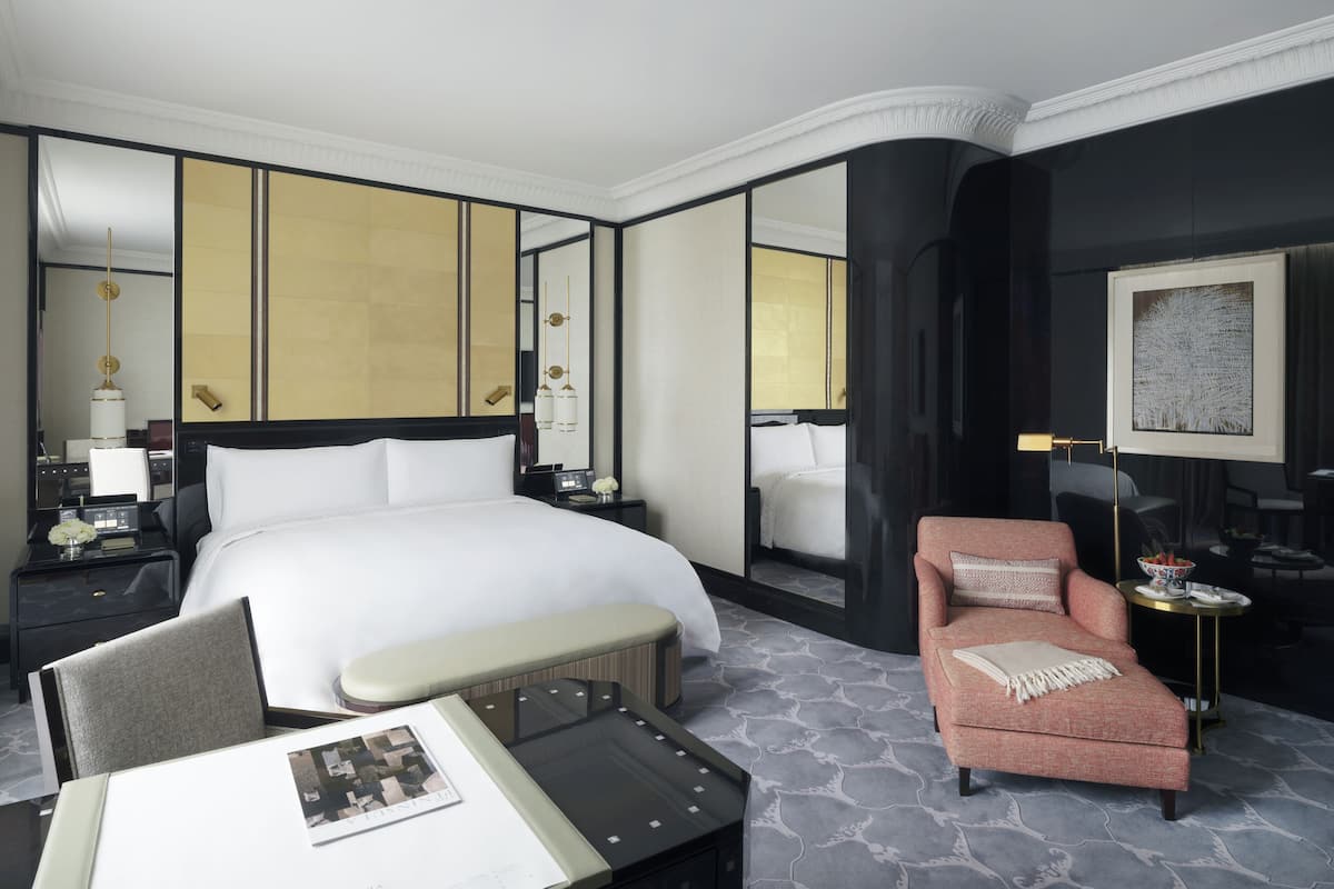 1 kamar tidur, minibar, brankas, dan meja kerja