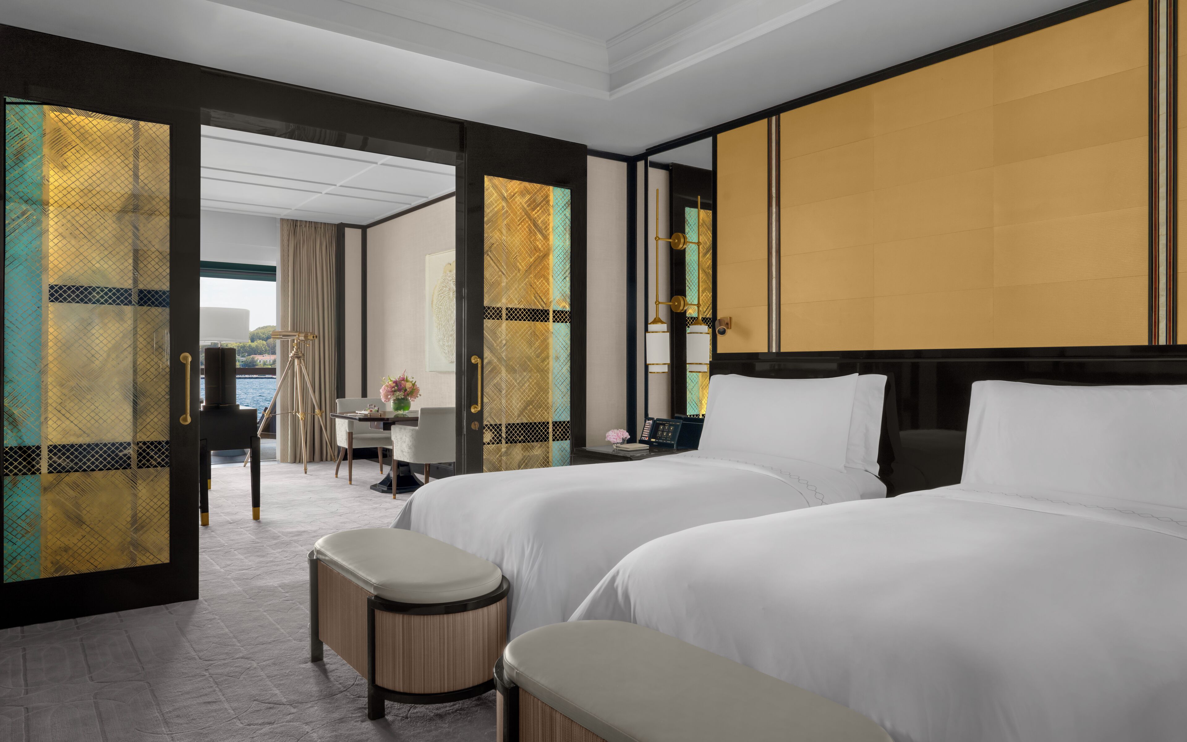 Deluxe Bosphorus Suite With Balcony, 2 Double Beds | Minibar, safe på rommet, skrivebord og skrivebord for bærbar PC