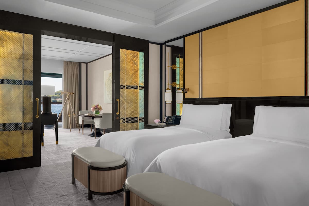 Deluxe Bosphorus Suite With Balcony, 2 Double Beds | 1 slaapkamer, een minibar, een kluis op de kamer, een bureau