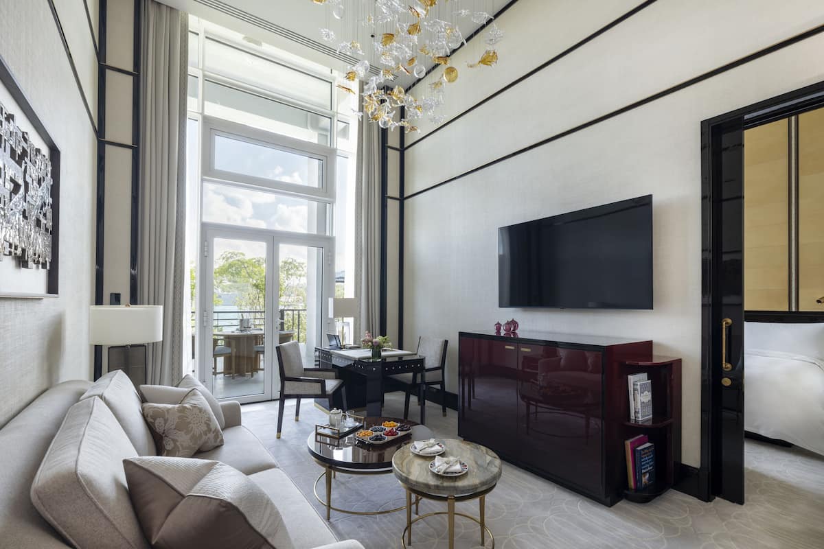 Executive Bosphorus Suite With Balcony, 1 King Bed | 1 kamar tidur, minibar, brankas, dan meja kerja