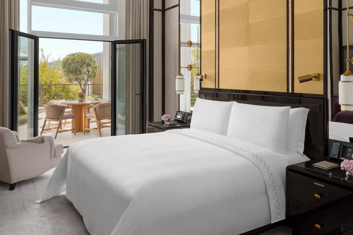 Executive Bosphorus Suite With Balcony, 1 King Bed | 1 habitación, minibar, caja de seguridad en la habitación y escritorio