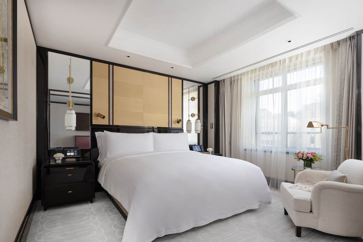 Superior Suite, 1 King Bed with Sofa Bed | 1 kamar tidur, minibar, brankas, dan meja kerja