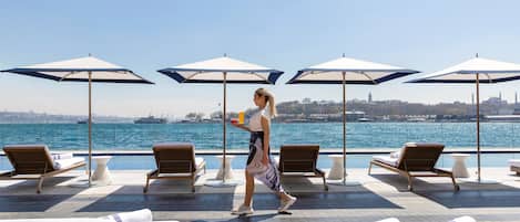 Una piscina techada, una piscina al aire libre de temporada