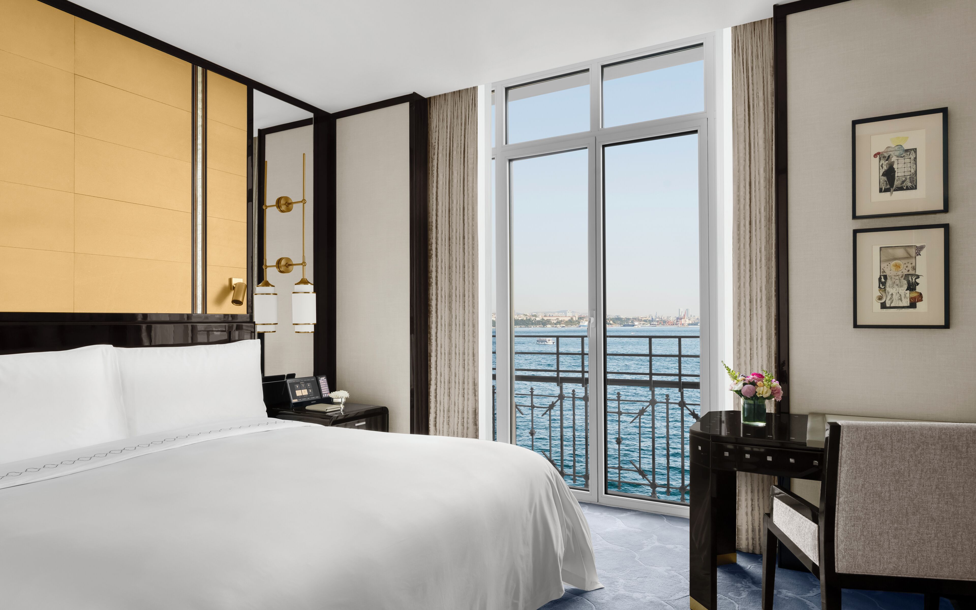 Superior Bosphorus Room, 1 King Bed | Minibar, safe på rommet, skrivebord og skrivebord for bærbar PC