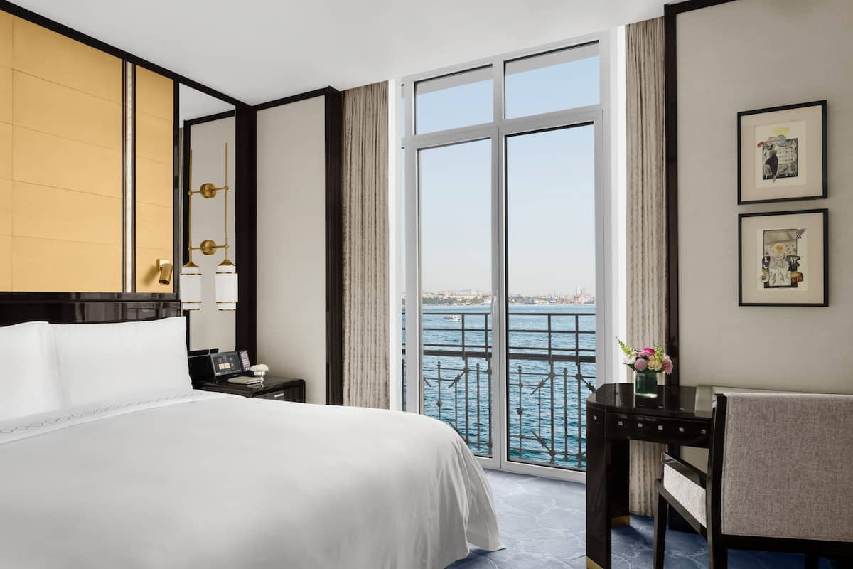 Superior Bosphorus Room, 1 King Bed | 1 slaapkamer, een minibar, een kluis op de kamer, een bureau
