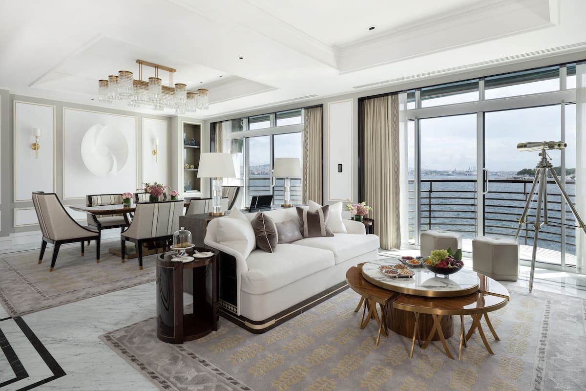 The Art Suite, 2 Double Beds | 1 kamar tidur, minibar, brankas, dan meja kerja