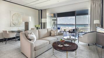 Een minibar, een kluis op de kamer, een bureau, een laptopwerkplek