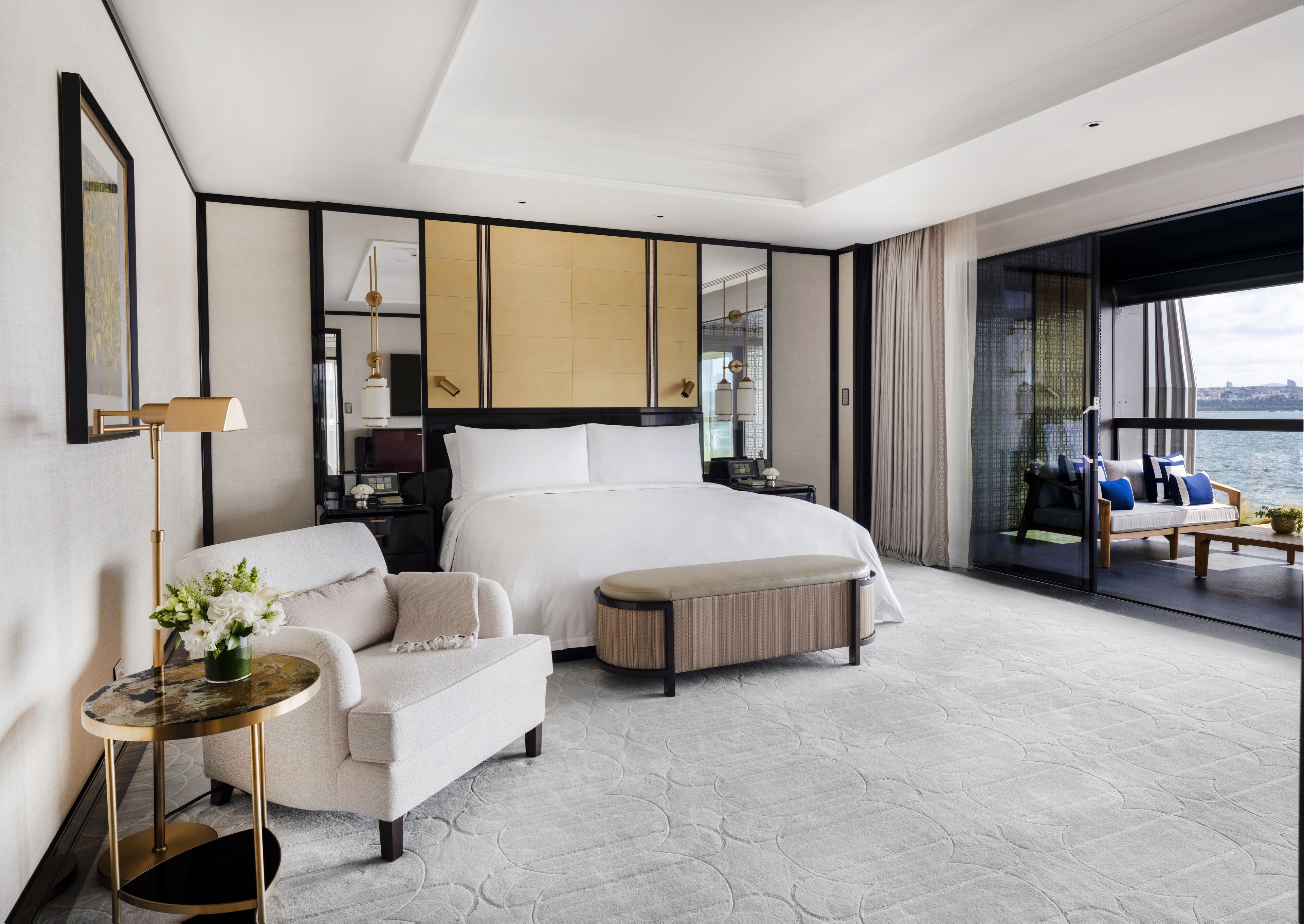 Premier Bosphorus Suite With Balcony, 1 King Bed | Minibar, safe på rommet, skrivebord og skrivebord for bærbar PC