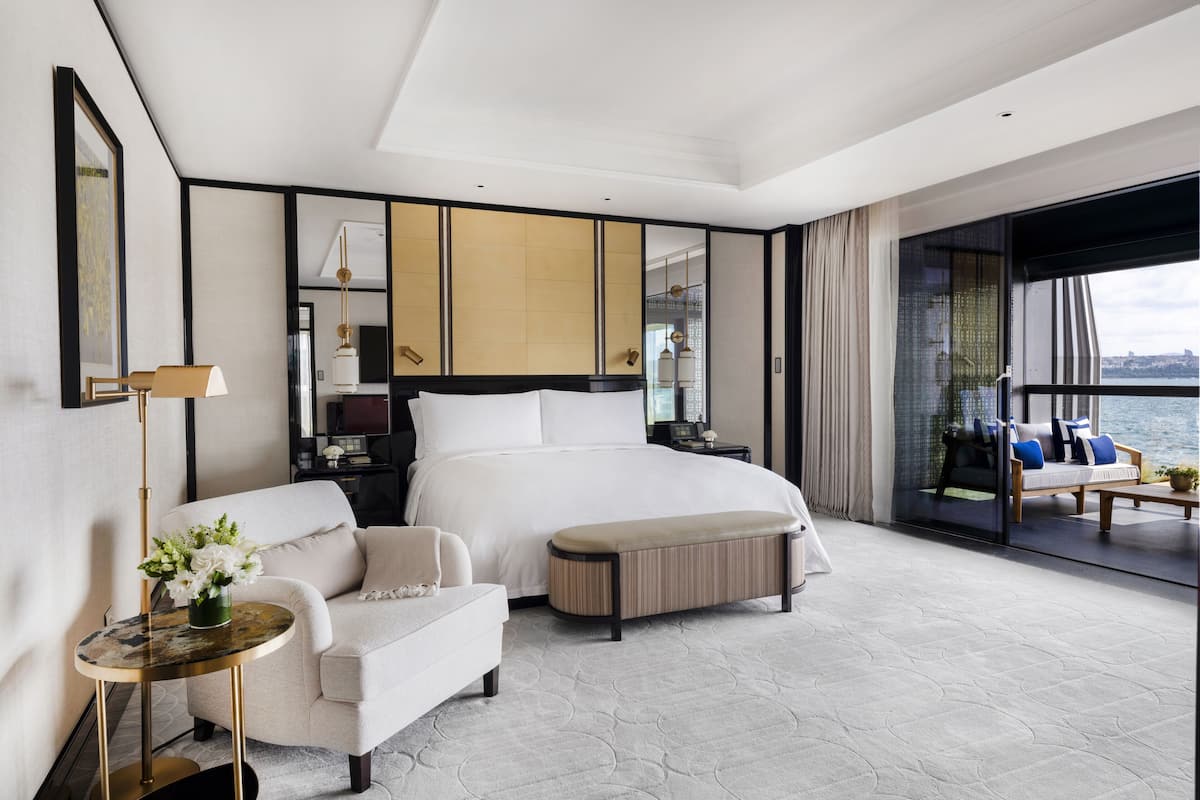 Premier Bosphorus Suite With Balcony, 1 King Bed | 1 habitación, minibar, caja de seguridad en la habitación y escritorio