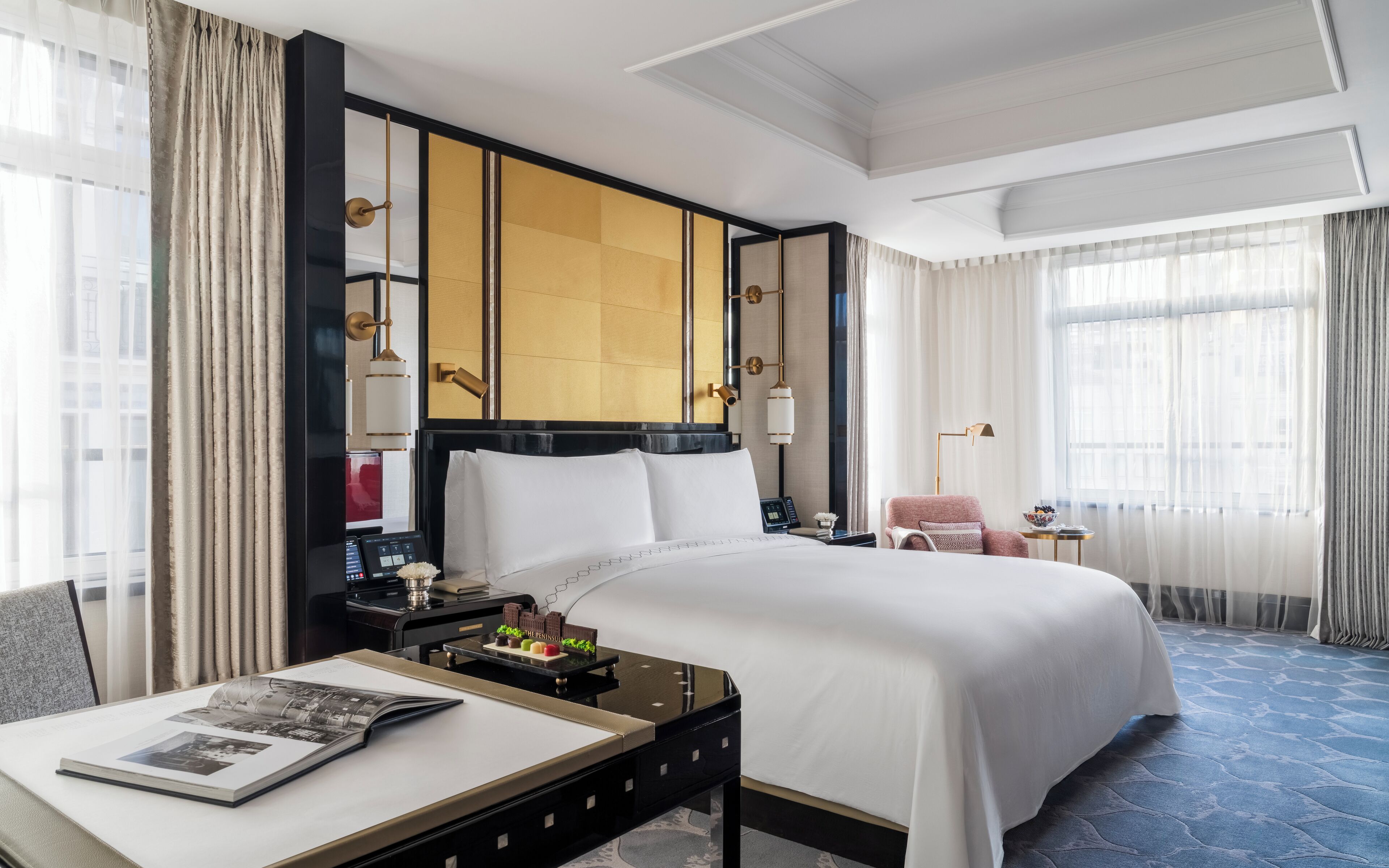 Grand Deluxe Room, 1 King Bed | Minibar, safe på rommet, skrivebord og skrivebord for bærbar PC