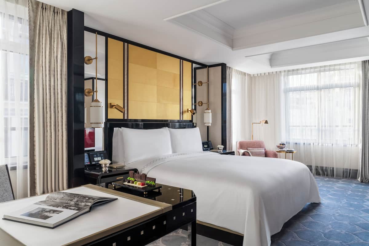 Grand Deluxe Room, 1 King Bed | 1 slaapkamer, een minibar, een kluis op de kamer, een bureau