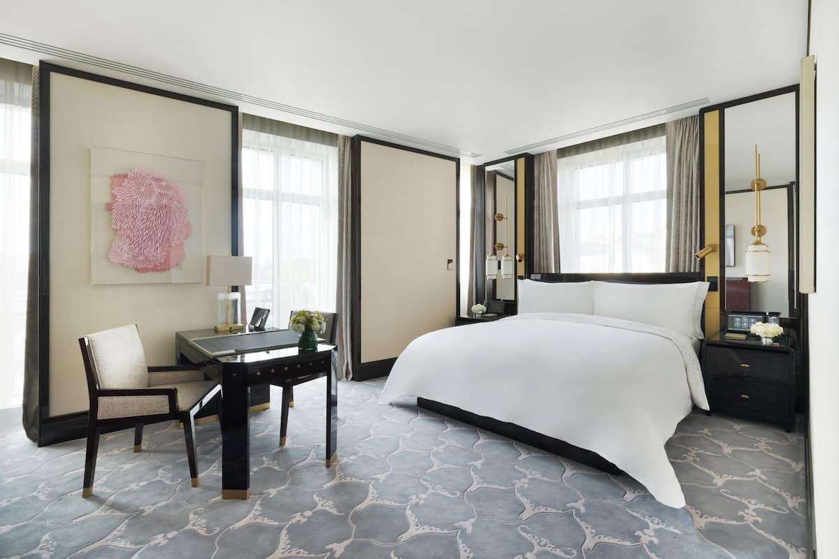 Grand Deluxe Room, 1 King Bed | 1 kamar tidur, minibar, brankas, dan meja kerja