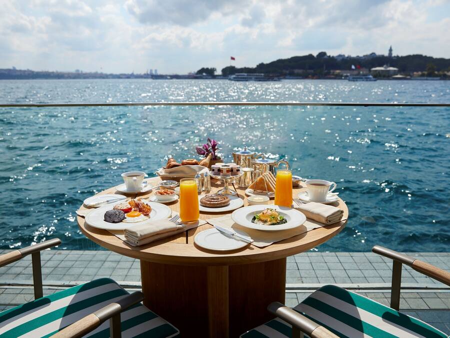 2 restaurants, international cuisine