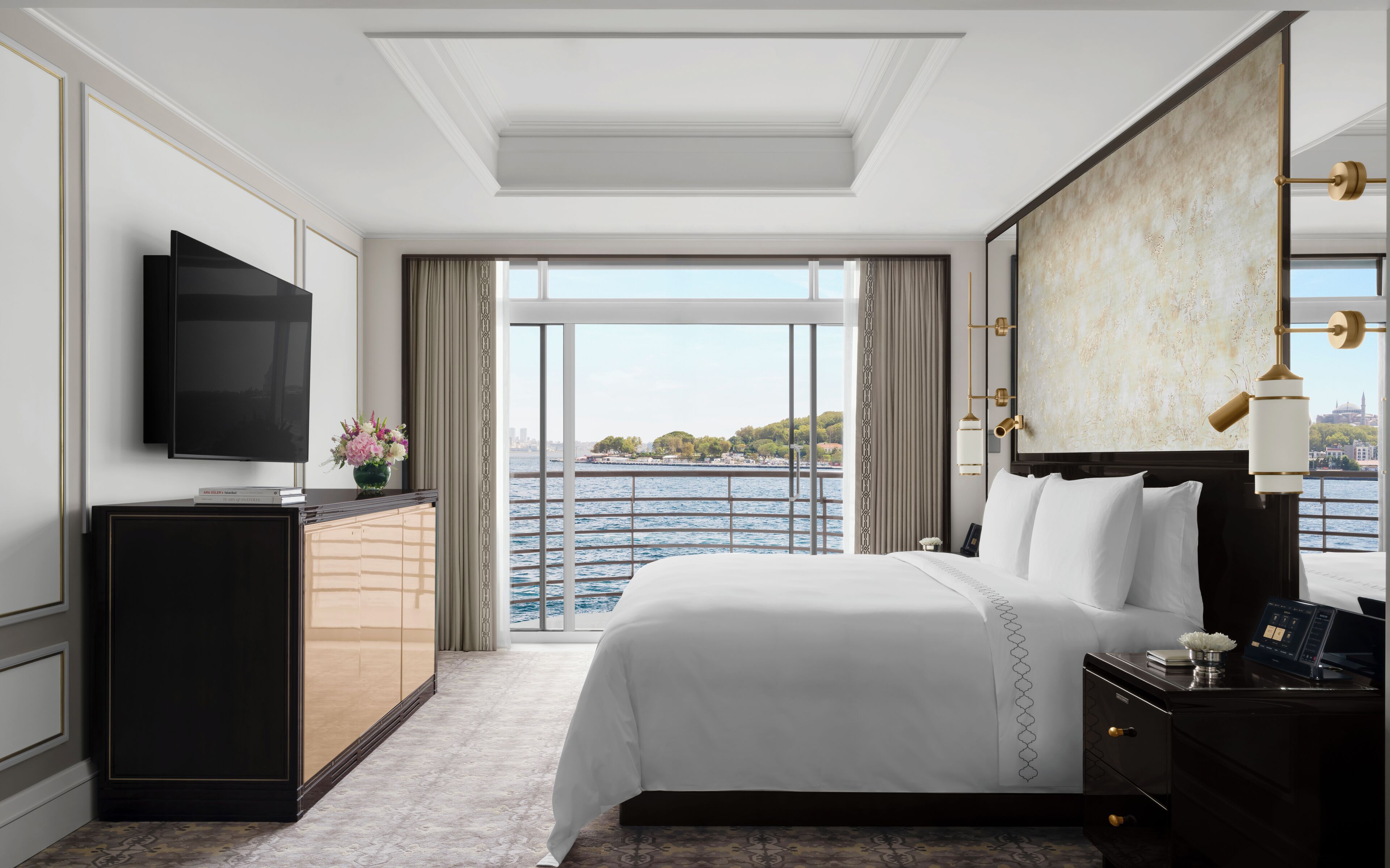 The Art Suite, 2 Double Beds | Minibar, safe på rommet, skrivebord og skrivebord for bærbar PC