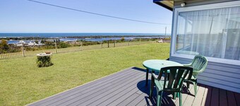 Kalimna Holiday House: Relax and enjoy the magnificent 180-degree water views