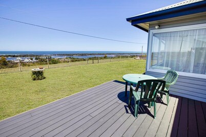 Kalimna Holiday House: Relax and enjoy the magnificent 180-degree water views