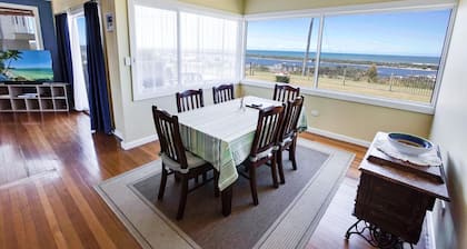 Kalimna Holiday House: Relax and enjoy the magnificent 180-degree water views