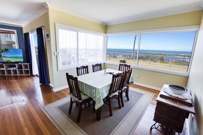 Kalimna Holiday House: Relax and enjoy the magnificent 180-degree water views