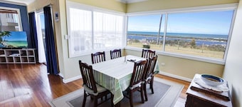 Kalimna Holiday House: Relax and enjoy the magnificent 180-degree water views