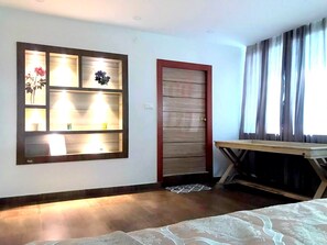 3 bedrooms, in-room safe, iron/ironing board, travel cot