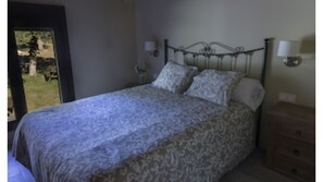 3 dormitorios, cuna de viaje, ropa de cama