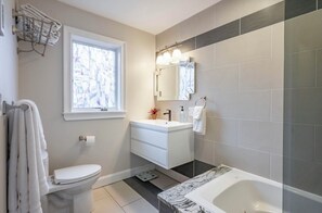 Bathtub, towels