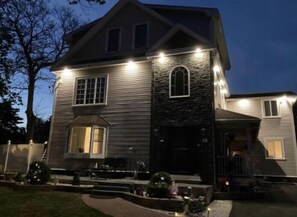 Exterior - Amazing 3 bedroom apt&porch  1.8 miles from Beach 45 minutes driving to Salem MA (Salisbury)