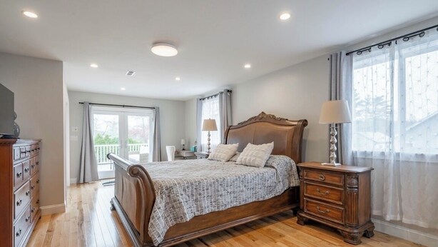 Un dormitorio con una cama de madera, un aparador y una mesita de noche.