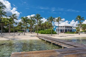 En la playa, camastros y toallas de playa 