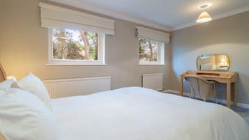 3 bedrooms, desk, iron/ironing board, Internet