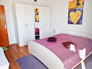 2 bedrooms, iron/ironing board, free WiFi, bed sheets - 5 minutes from the beach Apartment with terrace (Posedarje)