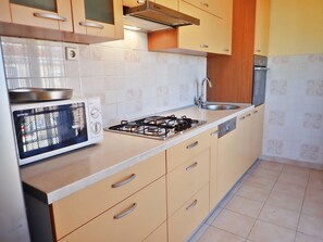 Refrigerador, microondas, placa de cocina, lavavajillas