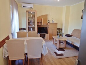 TV - 5 minutes from the beach Apartment with terrace (Posedarje)