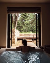 Un sauna, una bañera de hidromasaje, baño turco