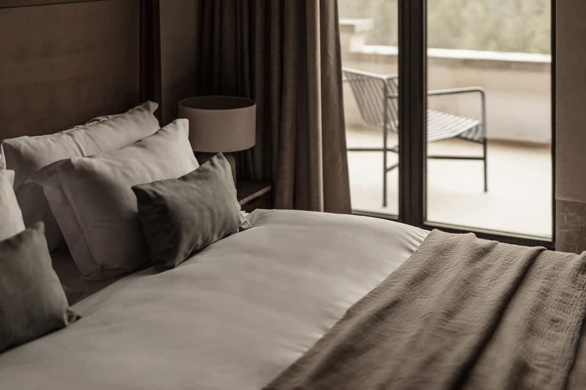 Habitación superior, vistas a la montaña | Ropa de cama de alta calidad, minibar, caja fuerte