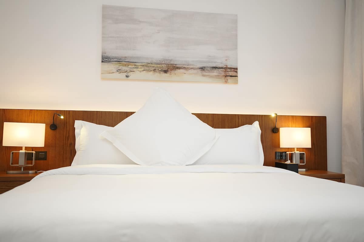 premium bedding, pillow-top beds, in-room safe, desk