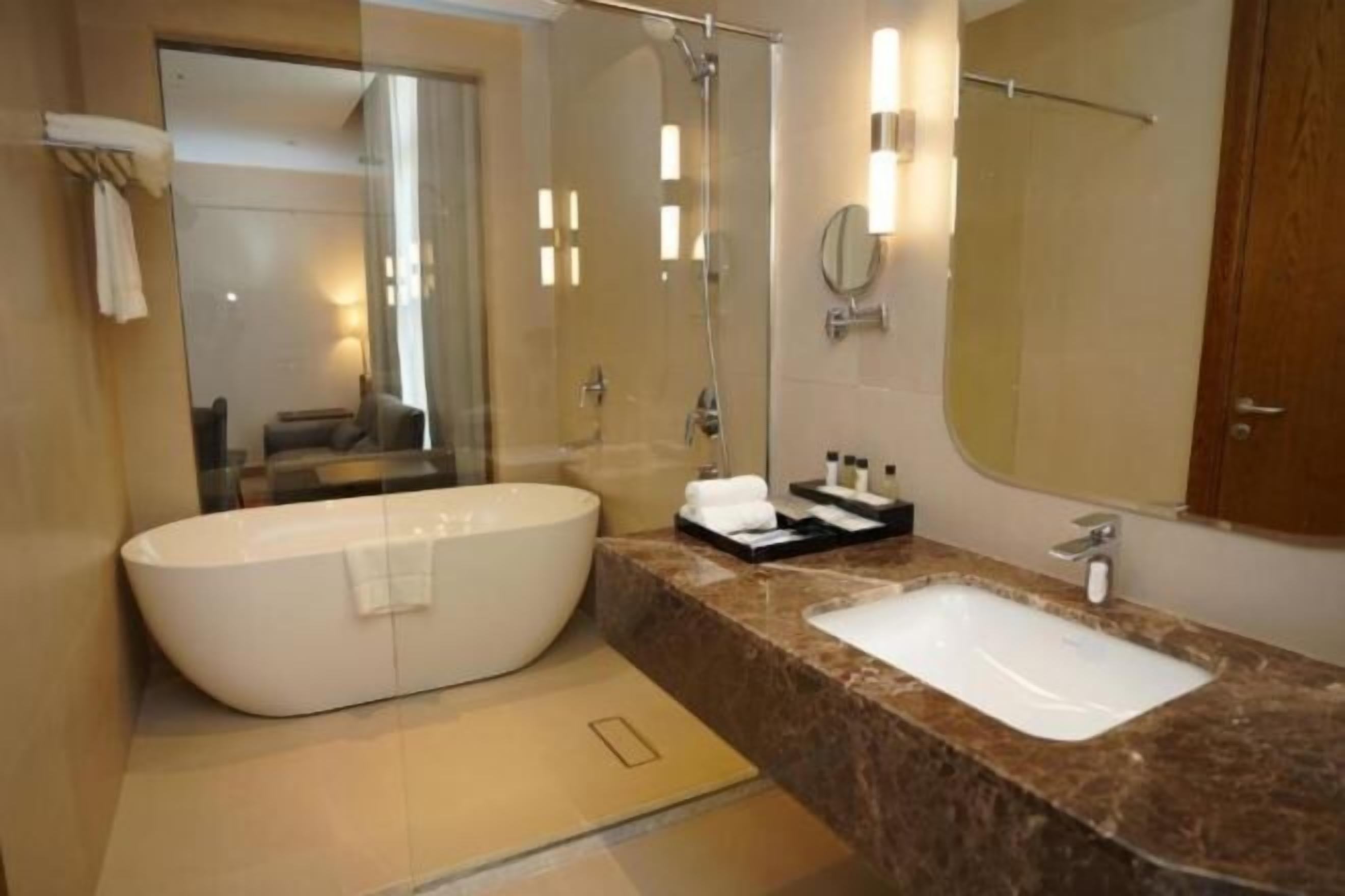 Regendusche, Haartrockner, Hausschuhe, Bidet